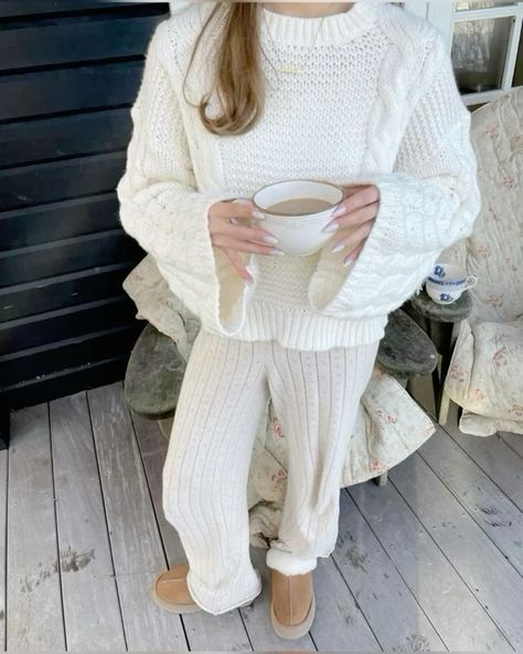 Hygge Outfit Winter, Fall Lounge Outfits, Cozy Home Outfit, Thick Outfits, Winter Fashion Ideas, Winter Layering Outfits, Fashion Travel Outfit, Lounge Outfits, Cosy Outfit