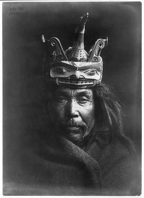 Edward Curtis' Photographs of Kwakwaka'wakw Ceremonial Dress and Masks (ca. 1914) – The Public Domain Review Edward S Curtis, Edward Curtis, Rare Historical Photos, Wilde Westen, Native American Photos, Artistic Pictures, American Men, Wearing A Mask, Indigenous Americans