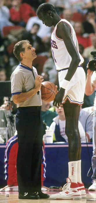 (14) IconicPoorly (@IconicPoorly) / Twitter Manute Bol, Tallest Man, Nba Funny, Michael Jordan Pictures, Basketball Tips, Tall People, Charlottesville Virginia, Sports Figures, Nba Season