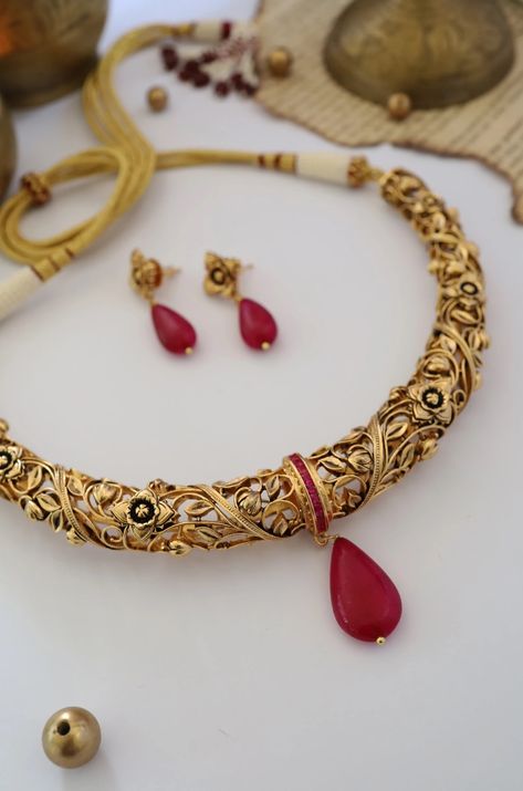 Hasli Gold Design, Hansli Necklace, Hansli Necklace Gold, Gold Hasli Designs, Gold Ring Design For Women Indian, Hasli Necklace Gold, Traditional Gold Plated Choker Necklace, Rajasthani Gold Jewellery Necklaces, Gold Bollywood Style Handmade Choker