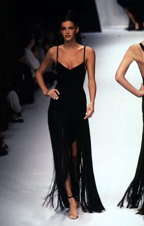 Runway Moments, Formal Chic, Runway Gowns, 90s Runway Fashion, Happy Clothes, 1990's Fashion, Grad Dresses, Herve Leger, Glam Dresses