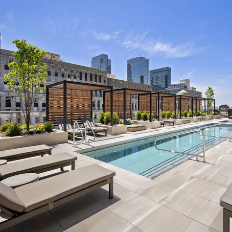 Luxury Apartment Pool, Apartment Deck, Apartment Rooftop, Apartment Pool, Moving Apartment, Rooftop Design, Pool Landscape Design, Pool Lounge, Condo Living