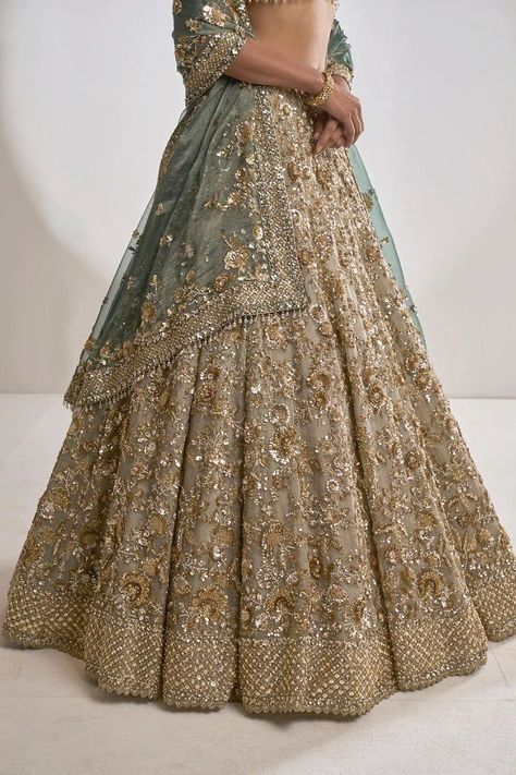 Sagan Outfits, Bridal Lehenga Green, Lehenga Green, Pakistani Bridal Lehenga, Types Of Clothing Styles, Gold Lehenga, Haldi Outfits, Bridal Lehenga Designs, Simple Lehenga