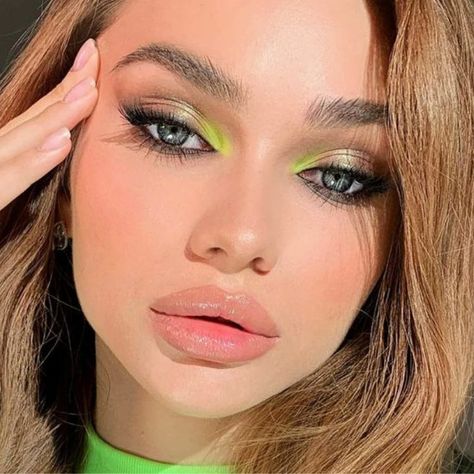 Súmate a la nueva tendencia de maquillaje La entrada 10 ideas de looks sencillos con maquillaje verde ¡la nueva tendencia! se publicó primero en Mujer de 10: Guía real para la mujer actual. Entérate ya.. Makeup Verde, Make Up Color, Green Makeup, Colorful Eye Makeup, Green Eyeshadow, Makeup Eye Looks, Creative Eye Makeup, Nude Makeup, Glamour Makeup