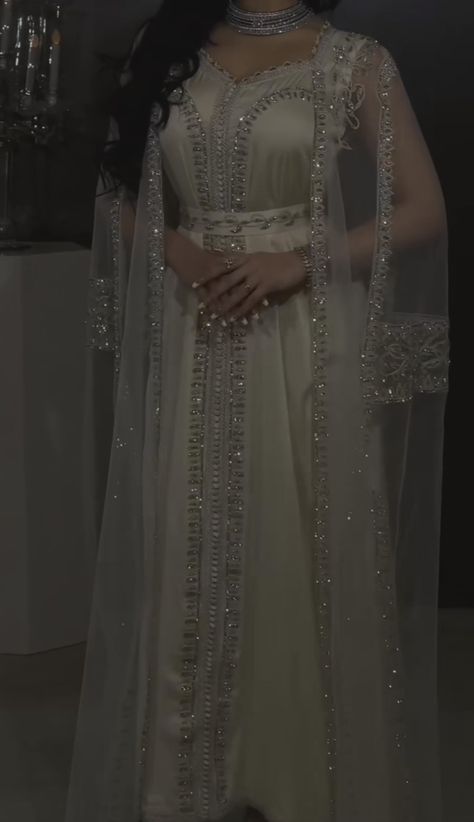 Arabic Pregnancy Dress, Arab Princess Dress, White Moroccan Wedding Dress, Arab Engagement Dress, Arabian Dress Fashion, Arabian Dresses For Women, Arabic Dress Modern Beautiful, Arabian Wedding Dress, Lebanese Dress