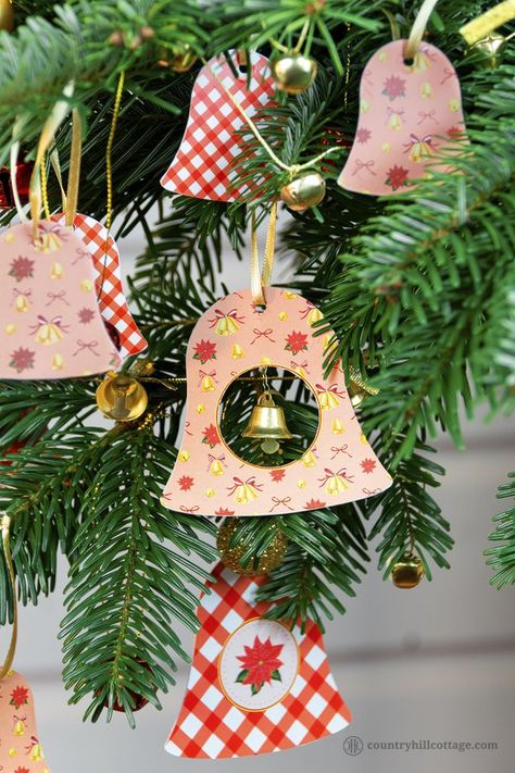 Bell Ornaments Diy, Christmas Ornaments Printable, Paper Christmas Tree Ornaments, Diy Paper Christmas Ornaments, Christmas Ribbon Crafts, Ornaments Diy Kids, Easy Christmas Craft, Easy Christmas Ornaments, Paper Christmas Ornaments