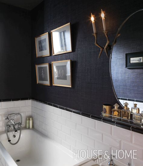 Designer Colette van den Thillart’s bathroom is a dramatic end-of-day retreat thanks to black seagrass wallpaper by Phillip Jeffries. | Photo: Chris Tubbs Black Textured Wallpaper, Seagrass Wallpaper, Formal Lounge, Black Rooms, Phillip Jeffries, Bathroom Red, Bathroom Wallpaper, Master Bedrooms Decor, Wallpaper Bedroom