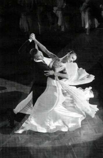 The Beautiful Waltz with a friend who I was just thinking about.. 🌺 Old Ballroom, Ballroom Dance Photography, Dancing Ballroom, Modern Dans, Powerful Photos, Dance Aesthetic, Belly Dancing Classes, Ballroom Dancer, Photo Noir