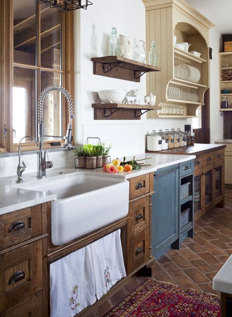 50+ Amazing kitchen design ideas in the style of Provence – Rustic French charm in your house French Inspired Home, Rustic Kitchen Cabinets, Kitchen Sink Design, Brown Cabinets, Farmhouse Kitchen Cabinets, Decor Ikea, Farmhouse Kitchen Design, Rustic Farmhouse Kitchen, Wood Kitchen Cabinets