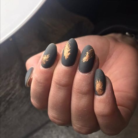 Matte And Foil Nails, Grey And Copper Nails, Matte Nails With Gold Flakes, Rose Gold Flake Nails, Fall Nails With Foil Flakes, Fall Nails With Foil, Gray And Gold Nails, Fall Nails With Gold Flakes, Fall Foil Nails