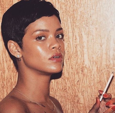 Rihanna Pixie Cut, Rihanna Pixie, Rihanna Short Hair, Natural Hair Short Cuts, Short Hair Pixie Cuts, Short Sassy Hair, Sassy Hair, Hair Crush, Short Hair Styles Pixie