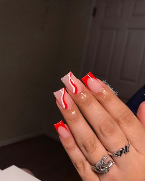 Daniela Moreno💙 (@nailsbydaaniela) added a photo to their Instagram account: “Good morning Love bugs ☀️ I hope everyone has a wonderful weekend 💗” Tips And Gel Nail Ideas, Short Nails Ideas Acrylic, Short Design Nails, Short Nails With Designs, Short Cute Nail Designs, Red Nails With Design, Acrylic Nail Designs Short, Square Red Nails, Short Acrylic Nail Ideas