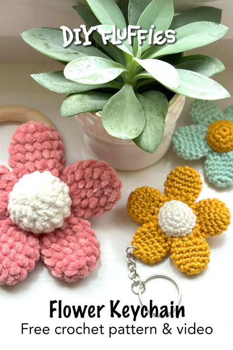 Crochet a cute daisy flower for easter with this easy beginner amigurumi pattern. Including full video on how to crochet this plushie. Great size for a baby rattle of keychain. Baby Haken, Flower Crochet Pattern, Easy Beginner Crochet Patterns, Crochet Baby Mobiles, Crochet Puff Flower, Keychain Pattern, Easy Crochet Animals, Quick Crochet Patterns, Crochet Keychain Pattern