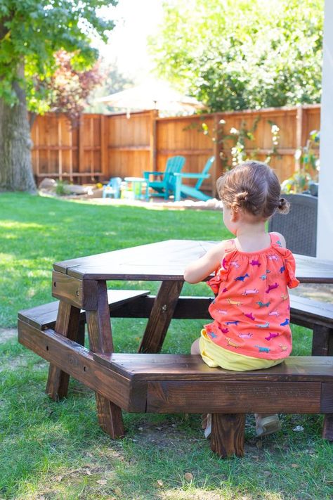 how to make a modern kids' picnic table Backyard Ambiance, Diy Picnic, Table Palette, Diy Picnic Table, Picnic Table Plans, Kids Picnic Table, Table Picnic, Kids Picnic, Woodworking Tutorials