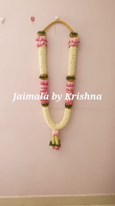 Fresh white n light pink floral jaimala.... premium designer garlands by @jaimalabykrishna Fresh Flower Designer Garlands😍 Orders taken from November-2019 👈 Hyderabad : +91 9966377488 Chennai : +91 7305105056 Banglore : +919538912199 #jaimala #varamala #shaadimagic #hinduwed Flower Garland Engagement, Flower Maala For Engagement, Hara Design For Marriage, Reception Flower Haram, Flower Garlands Wedding, Flower Malai Designs, Wedding Malai Design Latest, Malai Designs For Wedding, Flower Hara For Wedding