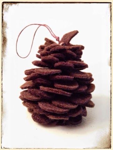 DIY: Felt Pinecones on Our Cozy Creative Life Mistletoe Diy, Easy Felt Crafts, Diy Wool Felt, Diy Pinecone, Diy Wool, Felt Crafts Patterns, Fabric Christmas Trees, Felt Crafts Diy, Dark Wax