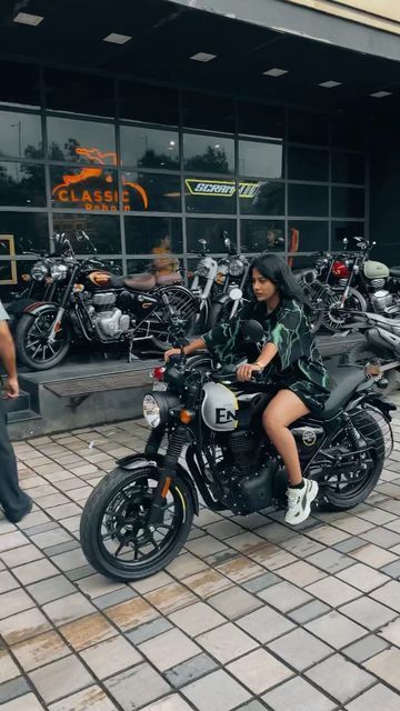 Driving Bike Aesthetic, Royal Enfield Hunter 350 Black, Female Biker Aesthetic, Girls Riding Bikes, Motorcycle Photoshoot Women, Bike Riding Aesthetic, Girl Riding Bike, Royal Enfield Hunter 350, Driving Bike