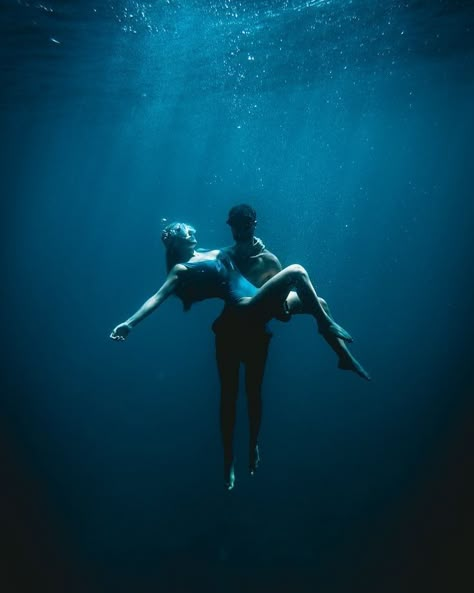 Underwater Photoshoot, Underwater Portrait, Image Couple, Water Aesthetic, Underwater Art, Underwater Photos, Water Photography, Beautiful Dark Art, Poses References