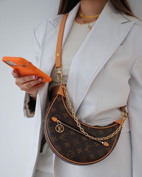 THREADS on Instagram: “Texting our besties to tell them we bought another new bag. 👀 Want to get your hands on the LV Loop? We know you do! DM us or click the…” Louis Vuitton Loop Bag Outfit, Lv Loop Bag Outfit, Lv Loop Bag, Lv Bag Outfit, Louis Vuitton Loop Bag, Tas Louis Vuitton, Trend Bags, Tas Lv, Louis Bag