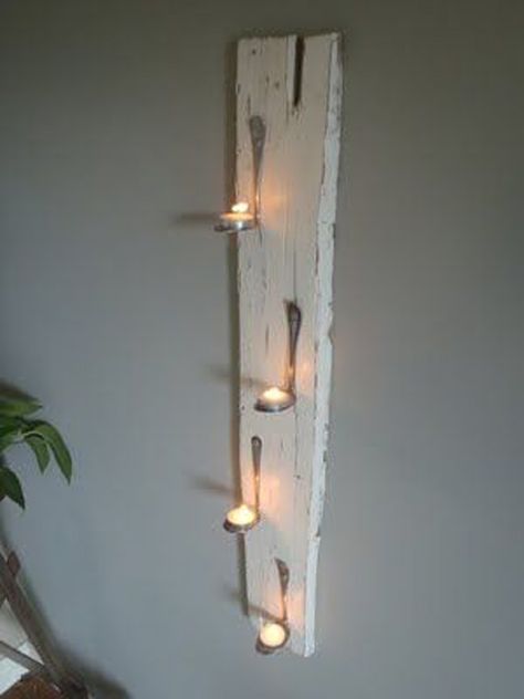 Try making those old spoons look great again by using them as a quaint candle holder for your wall. Bent Spoon, Koti Diy, Diy Lampe, Diy Projektit, Diy Projects To Try, Tealight, Artsy Fartsy, 인테리어 디자인, Candle Sconces