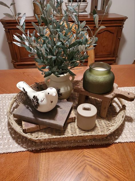 Decorative Coffee Table Trays, Basket Table Decor, Centerpieces Living Room, Circular Tray Decor, Table Top Tray Decor, Tray Ideas For Coffee Table, Table Basket Decor, Basket Table Centerpiece, Single Tray Decorating Ideas