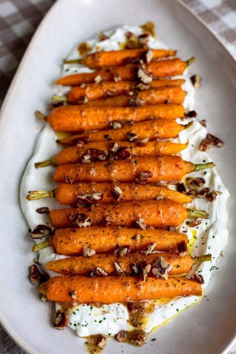 These Fall Roasted Baby Carrots with Whipped Goat Cheese make the perfect side dish to any roast! Vegetarian Recipes Dinner Party, Carrot Confit, Fancy Vegetable Side Dishes, Fancy Carrots, Christmas Party Food Ideas Dinner, Mustard Carrots, Dinner Party Fall, Veggie Appetizers, Veggie Side Dish