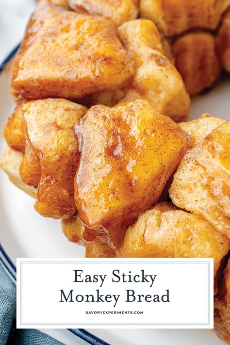 This Easy Monkey Bread is made with only 4 ingredients and goes from the fridge to the oven in 5 minutes! Perfect for a last minute treat! Monkey Bread With Biscuits, Biscuit Monkey Bread, Caramel Monkey Bread, Homemade Monkey Bread, Monkey Bread Recipe Easy, Easy Monkey Bread, Cinnamon Roll Monkey Bread, Bread Sauce, Breakfast Burger