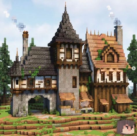 Minecraft House 3 Floor, Minecraft Cute Builds House, Minecraft House With Tower Ideas, Minecraft Turret Ideas, Elegant Minecraft Houses, Minecraft Building Ideas Big House, Big Medieval House Minecraft, Minecraft Hunting Lodge, Medieval Town Square Minecraft