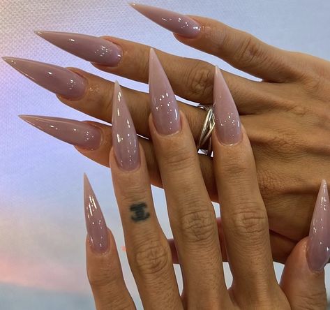 Long Sharp Natural Nails, Russian Nails Shape, Natural Stilletos Nails, Curve Stiletto Nails, Almond Vs Stiletto Nails, Maroon Stiletto Nails, Xl Almond Nails, Long Pointy Acrylic Nails, Pretty Stiletto Nails