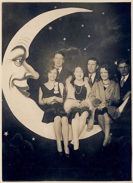 paper moon. Sitting On The Moon, Photos Booth, Portrait Vintage, Moon Photos, Vintage Moon, Paper Moon, Diy Photo Booth, Wedding Photo Booth, Moon Photography