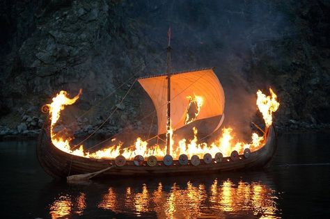 Viking funeral Viking Ships, Viking Life, Nordic Vikings, Viking Culture, Bracelet Viking, Viking Ship, Old Norse, Viking History, Ancient Origins