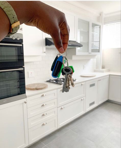 Holding Apartment Keys, First Apartment Keys, Moving Out For The First Time Aesthetic, New House Keys Aesthetic, House Deposit, First Home Key, Home Keys, 2024 Goals, Save For House