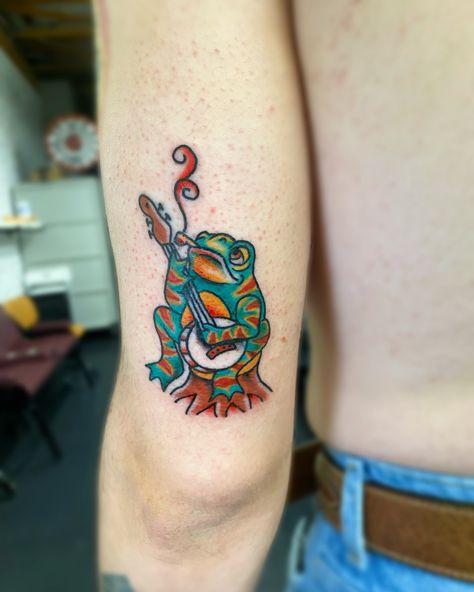 Frog on a log playing the banjo 🪕 ✨from my flash✨ • • • • Artist: @erinsanchez_tattoos Shop: @cultivatedink • • • • • • • • #tradisrad #tradtattoos #tradtattoo #tradtattooflash #tradtats #boldwillhold #fortworthtattoos #fortworthtattooartist #fortworthtattoo #cultivatedinksocietydfw #dfwtattoos #dfwtattooartist #dfwtattoo #dfwtattooshop #erinsancheztattoos #fortworthstockyards #frogtattoo #texastattooartist #texastattooer #texastattooshop #texastattooartists #texastattoos #femaletattooartist Frog Playing Banjo Tattoo, Banjo Tattoo, Frog On A Log, Frog Playing Banjo, Texas Tattoos, Fort Worth Stockyards, Frog Tattoos, Female Tattoo Artists, Fairy Tattoo