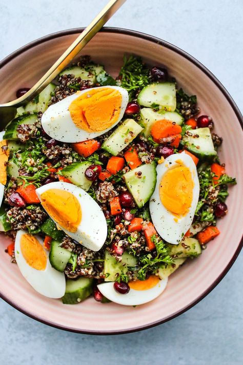 This Easy Chopped Quinoa Salad is perfect for lunch or dinner meal prep! It’s made with pomegranates, chopped carrots, cucumbers, parsley, and protein-rich eggs to help make this salad a complete, healthy meal. This recipe is gluten-free, vegetarian, and ready in under 30 minutes. #mealprep #quinoa #salad #eggs Training Meals, Walder Wellness, Salad With Egg, High Protein Vegetarian, Health Lunch, Salad Appetizer Cups, Healthy Egg Recipes, Protein Vegetarian, Vegetarian Salad