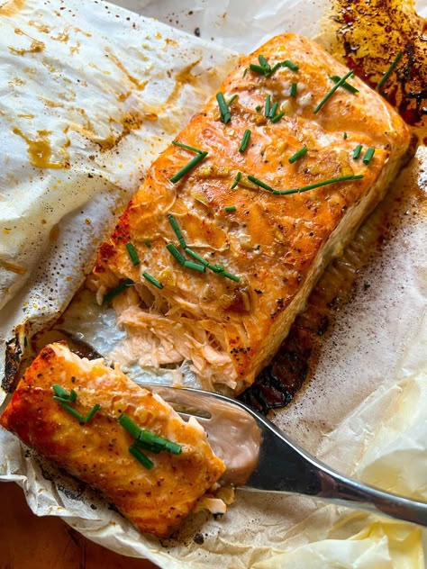 PAPER-BAKED SALMON WITH HONEY SOY GARLIC GLAZE Salmon In Parchment Paper, Salmon In Parchment, Parchment Paper Recipes, Papillote Recipes, Bake Salmon, Honey Salmon, Garlic Salmon, Parchment Paper Baking, Honey Soy