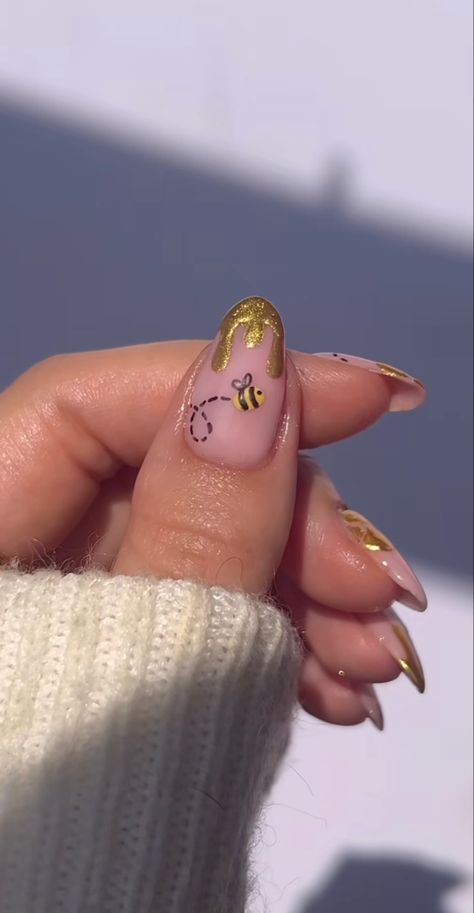 Nails With A Bee, Nail Bee Art, Animal Inspired Nail Art, Honey Themed Nails, Honey Nail Art, Almond Gel Nails Ideas Fall, Honeybee Nail Design, Bee Design Nails, Honey Drip Nails