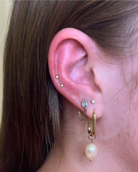 Lower Ear Piercing, Piercing Above First Hole, Tiny Lobe Piercing, Third Ear Lobe Piercing Ideas, Ear Stacking Ideas Minimalist Gold, Stacked First Lobe Piercing, Double Upper Lobe Piercing, Ear Decoration Piercings, Double Stacked Lobe Piercing