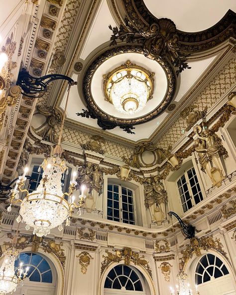 Lustre décoration baroque style Stanislas roi de Pologne Nancy Lorraine opéra intérieur or vitre glace amazing elegant ceiling royal Night At The Opera, A Night At The Opera, Flowers Decoration, Rust Orange, The Opera, Beauty Lifestyle, The Ceiling, Instagram Fashion, Instagram Feed