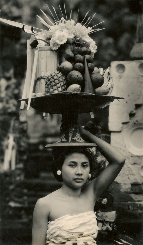 Bali Photos, Bali Painting, Bali Girls, Bali Lombok, Indonesian Art, Pacific Islands, Fruit Tray, Paradise Island, Lombok