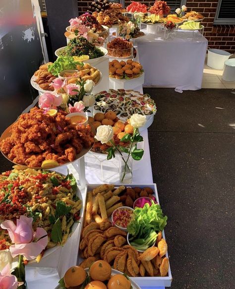 Party Food Buffet, Party Food Platters, Wedding Buffet, Food Displays, Shower Food, Food Table, Snacks Für Party, Food Display, Buffet Food