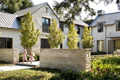 creamy limestone with off-white smooth concrete stucco and metal roof with dark bronze steel windows & doors. Deck Roofing Ideas, Skillion Roof, Stylish Tips, Roofing Ideas, Modern Roofing, Roof Architecture, Studio Green, European Architecture, Modern Farmhouse Exterior