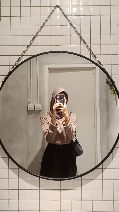 @carissaanandanii Mirror Selfie Background, Selfie Background, Pics Art App, Art App, Snap Ideas, Ootd Hijab, Pics Art, Round Mirror Bathroom, Bathroom Mirror