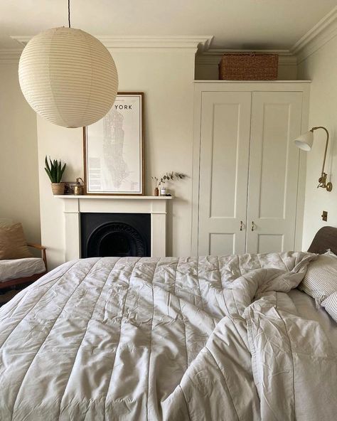 Warm bedroom with white walls Farrow and Ball James White Farrow And Ball James White, All White Farrow And Ball, Off White Bedrooms, Flint House, Farrow And Ball Bedroom, Farrow And Ball Living Room, White Interior Paint, White Paint Color, White Wall Paint