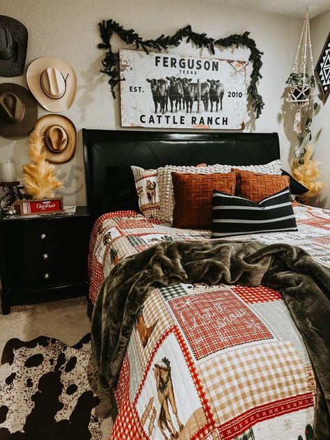 Western Christmas on the ranch bedding Christmas Bed, Western Bedding, Western Bedroom, Cattle Ranching, Bedding Ideas, Christmas Bedding, Cowboy Christmas, Room Stuff, Christmas Bedroom