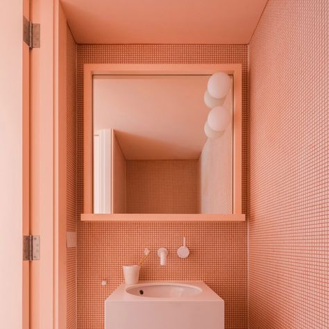 The best coral interiors: Suburban Canny by Tribe Studio Coral Mirror, Coral Bathroom, Coral Interior, Peach Bathroom, Bathroom Decor Colors, Peach Aesthetic, Deco Rose, Retro Interior, Floral Shower Curtains