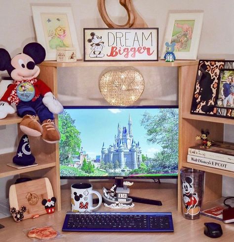 Bureau Aesthetic, Disney Dorm, Disney At Home, Casa Disney, Disney Room Decor, Aesthetic Disney, Disney Themed Outfits, Disneyland Photos, Disney Rooms