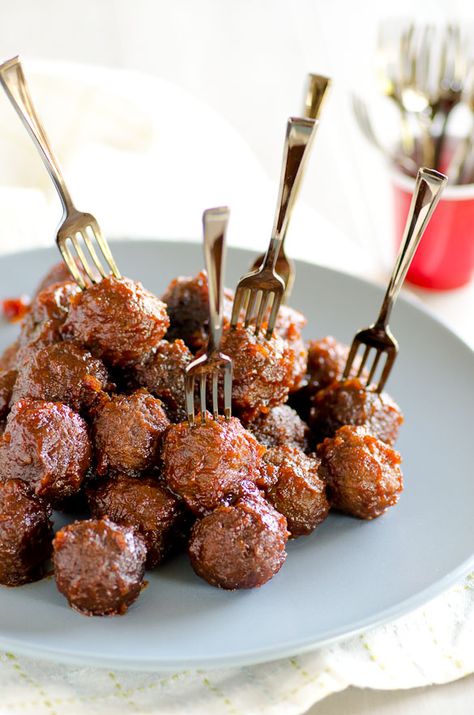 3-Ingredient Apricot Glazed Party Meatballs - slow cooker recipe Party Food Meatballs, Party Meatballs, Slow Cooker Creamed Corn, Dipping Sauces For Chicken, Cocktail Meatballs, Crockpot Appetizers, Glazed Meatballs, Sweet And Sour Meatballs, How To Cook Meatballs