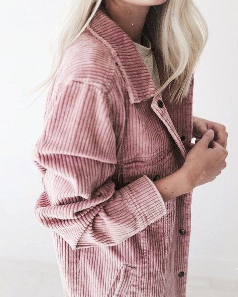 Pink Corduroy Jacket, Mode Tips, Chique Outfits, Casual Chique, Blazer Outfit, Couture Mode, Mode Inspo, Looks Style, Mode Inspiration