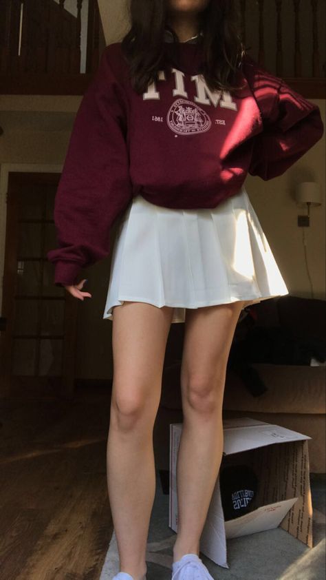 White Skirt Outfit Pleated, Red Pleated Skirt Short, White Pleats Skirt Outfit, Cute Pleated Skirt Outfits, How To Style White Pleated Skirt, Maroon Sweatshirt Outfit Aesthetic, Maroon Aesthetic Clothes, Maroon White Outfit, Maroon Crewneck Outfit