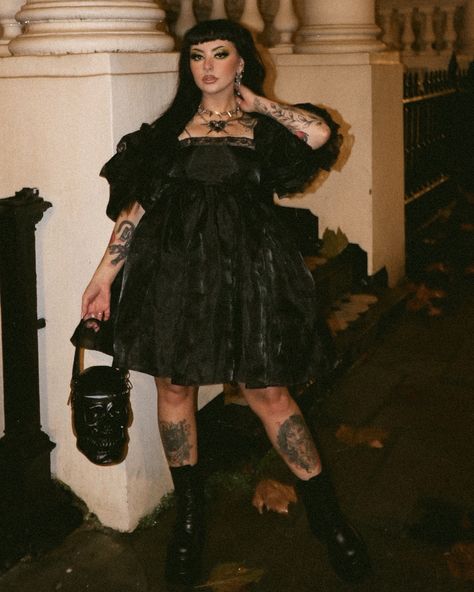 @downloadfest party !!!!! #DLXXII Goth Festival Outfit, Goth Festival, New Rocks, Elvira Mistress Of The Dark, Lady In Black, With Tattoo, In The Darkness, Tattoo Girls, No Name